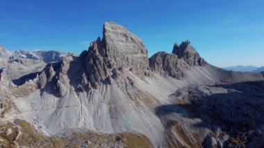 Yukarıdan Tre Cime di Lavaredo. Görkemli ve vahşi Dolomitler