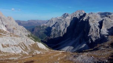 Yukarıdan Tre Cime di Lavaredo. Görkemli ve vahşi Dolomitler