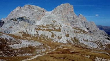Yukarıdan Tre Cime di Lavaredo. Görkemli ve vahşi Dolomitler