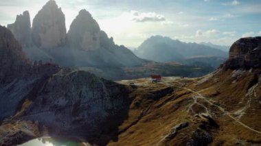 Yukarıdan Tre Cime di Lavaredo. Görkemli ve vahşi Dolomitler