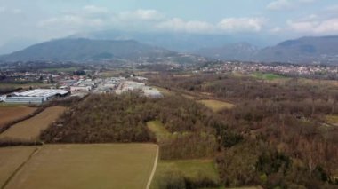 Friuli 'nin orta kesimindeki Morainic tepeleri arasında sanayi el sanatları alanı.