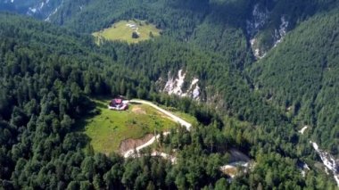 Val Dogna 'nın dağlık yolları boyunca Montasio' nun yamaçlarına
