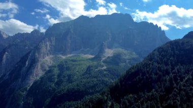 Val Dogna 'nın dağlık yolları boyunca Montasio' nun yamaçlarına