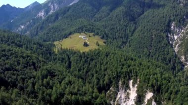 Val Dogna 'nın dağlık yolları boyunca Montasio' nun yamaçlarına