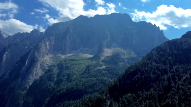 沿着Val Dogna山区公路通往Montasio斜坡 — 图库视频影像