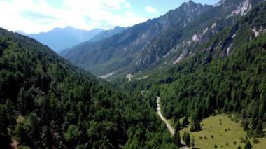 Val Dogna 'nın dağlık yolları boyunca Montasio' nun yamaçlarına