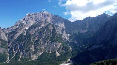 Val Dogna 'nın dağlık yolları boyunca Montasio' nun yamaçlarına