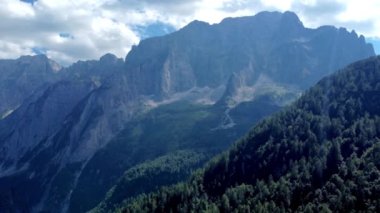Val Dogna 'nın dağlık yolları boyunca Montasio' nun yamaçlarına