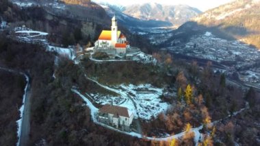 Karnia 'daki eski San Pietro kilisesi. Rüya görme. Keşfedecek Zuglio, Carnia.