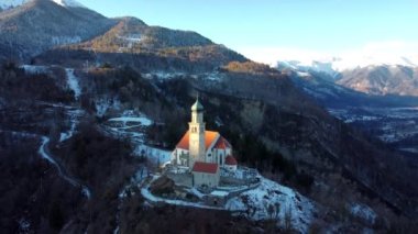 Karnia 'daki eski San Pietro kilisesi. Rüya görme. Keşfedecek Zuglio, Carnia.