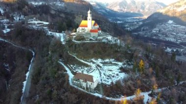 Karnia 'daki eski San Pietro kilisesi. Rüya görme. Keşfedecek Zuglio, Carnia.