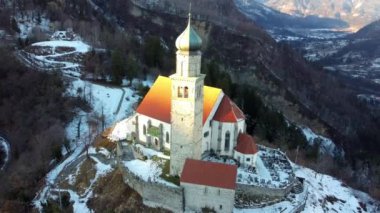 Karnia 'daki eski San Pietro kilisesi. Rüya görme. Keşfedecek Zuglio, Carnia.