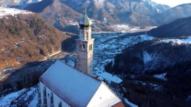 Karnia 'daki eski San Pietro kilisesi. Rüya görme. Keşfedecek Zuglio, Carnia.