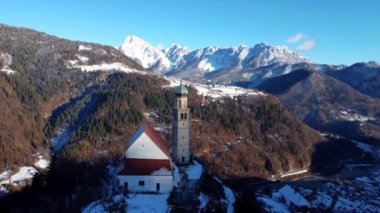 Karnia 'daki eski San Pietro kilisesi. Rüya görme. Keşfedecek Zuglio, Carnia.