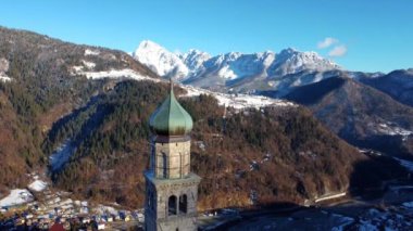 Karnia 'daki eski San Pietro kilisesi. Rüya görme. Keşfedecek Zuglio, Carnia.