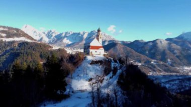 Karnia 'daki eski San Pietro kilisesi. Rüya görme. Keşfedecek Zuglio, Carnia.