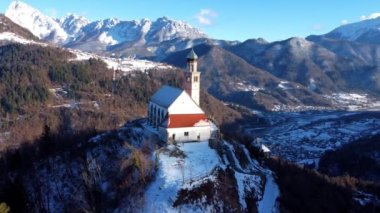 Karnia 'daki eski San Pietro kilisesi. Rüya görme. Keşfedecek Zuglio, Carnia.