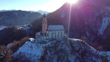 Karnia 'daki eski San Pietro kilisesi. Rüya görme. Keşfedecek Zuglio, Carnia.
