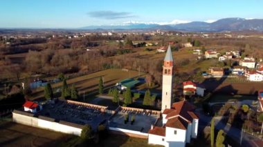 Merkez Friuli köyleri yukarıdan görüldü. Tepeler ve dağlar arasında. Raspano di Cassacco