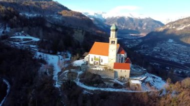 Karnia 'daki eski San Pietro kilisesi. Rüya görme. Keşfedecek Zuglio, Carnia.