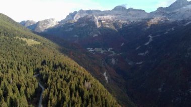 Sonbaharda Montasio Platosu. Montasio ve Monte Canin.