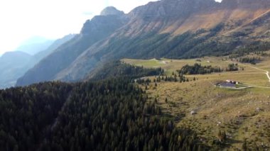 Sonbaharda Montasio Platosu. Montasio ve Monte Canin.