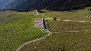 Sonbaharda Montasio Platosu. Montasio ve Monte Canin.