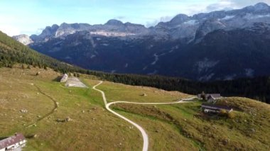 Sonbaharda Montasio Platosu. Montasio ve Monte Canin.