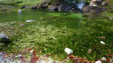 Doğanın büyüsü. Gündüz vakti Goriuda Şelalesi