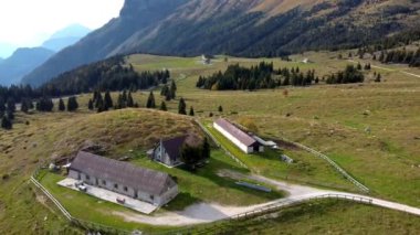 Sonbaharda Montasio Platosu. Montasio ve Monte Canin.