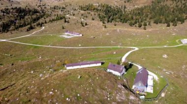 Sonbaharda Montasio Platosu. Montasio ve Monte Canin.