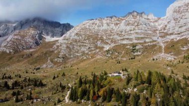 Sonbaharda Montasio Platosu. Montasio ve Monte Canin.