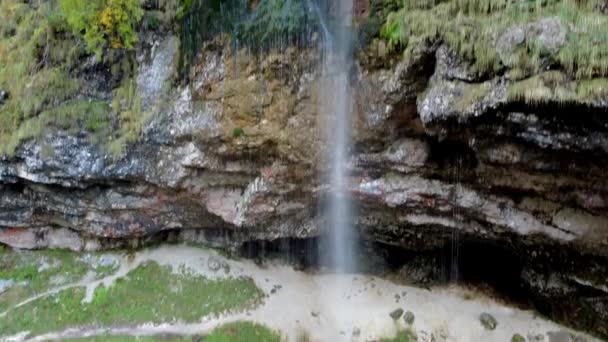 自然の魔法 昼は五竜岳の滝 — ストック動画