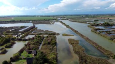 Marano rezervi ve göl. Korunan vaha ve tarihi köy