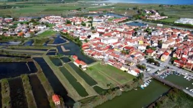 Marano rezervi ve göl. Korunan vaha ve tarihi köy