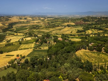 Montepulciano 'nun güzel manzarası, Tuscany, İtalya' daki tepe şehri.