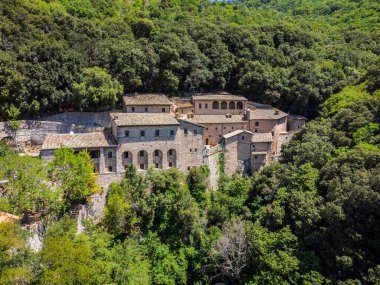 Eremo delle Carceri 'nin güzel manzarası, İtalya Assisi. Subasio Dağı 'ndaki hapishanelerin inzivası.