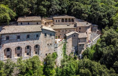 Eremo delle Carceri 'nin güzel manzarası, İtalya Assisi. Subasio Dağı 'ndaki hapishanelerin inzivası.