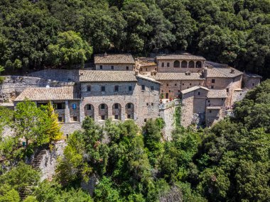 Eremo delle Carceri 'nin güzel manzarası, İtalya Assisi. Subasio Dağı 'ndaki hapishanelerin inzivası.