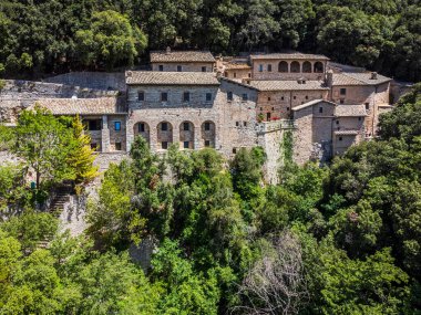 Eremo delle Carceri 'nin güzel manzarası, İtalya Assisi. Subasio Dağı 'ndaki hapishanelerin inzivası.