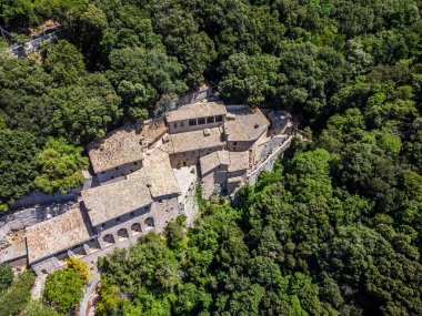 Eremo delle Carceri 'nin güzel manzarası, İtalya Assisi. Subasio Dağı 'ndaki hapishanelerin inzivası.