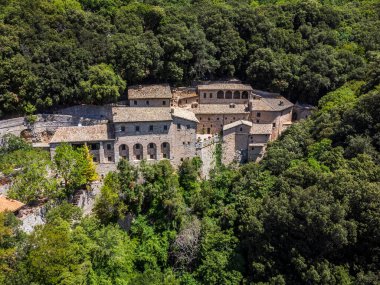 Eremo delle Carceri 'nin güzel manzarası, İtalya Assisi. Subasio Dağı 'ndaki hapishanelerin inzivası.