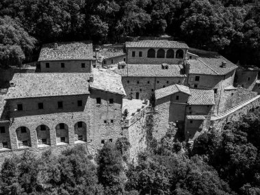 Eremo delle Carceri 'nin güzel manzarası, İtalya Assisi. Subasio Dağı 'ndaki hapishanelerin inzivası.