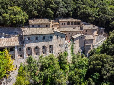 Eremo delle Carceri 'nin güzel manzarası, İtalya Assisi. Subasio Dağı 'ndaki hapishanelerin inzivası.