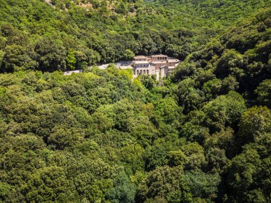 Eremo delle Carceri 'nin güzel manzarası, İtalya Assisi. Subasio Dağı 'ndaki hapishanelerin inzivası.