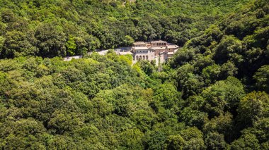 Eremo delle Carceri 'nin güzel manzarası, İtalya Assisi. Subasio Dağı 'ndaki hapishanelerin inzivası.