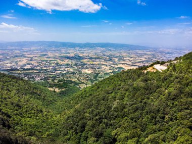 Eremo delle Carceri 'nin güzel manzarası, İtalya Assisi. Subasio Dağı 'ndaki hapishanelerin inzivası.