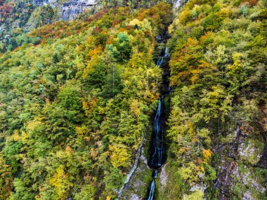 İtalya 'nın kuzeydoğusundaki Val Raccolana Vadisi ve Montasio manzarası