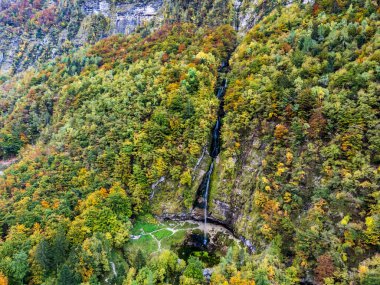 İtalya 'nın kuzeydoğusundaki Val Raccolana Vadisi ve Montasio manzarası