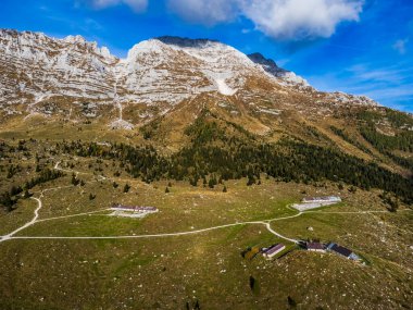 İtalya 'nın kuzeydoğusundaki Val Raccolana Vadisi ve Montasio manzarası